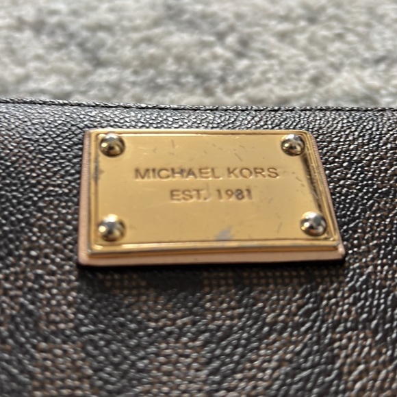 Michael Kors Jet Set Large Wallet - Picture 4 of 10